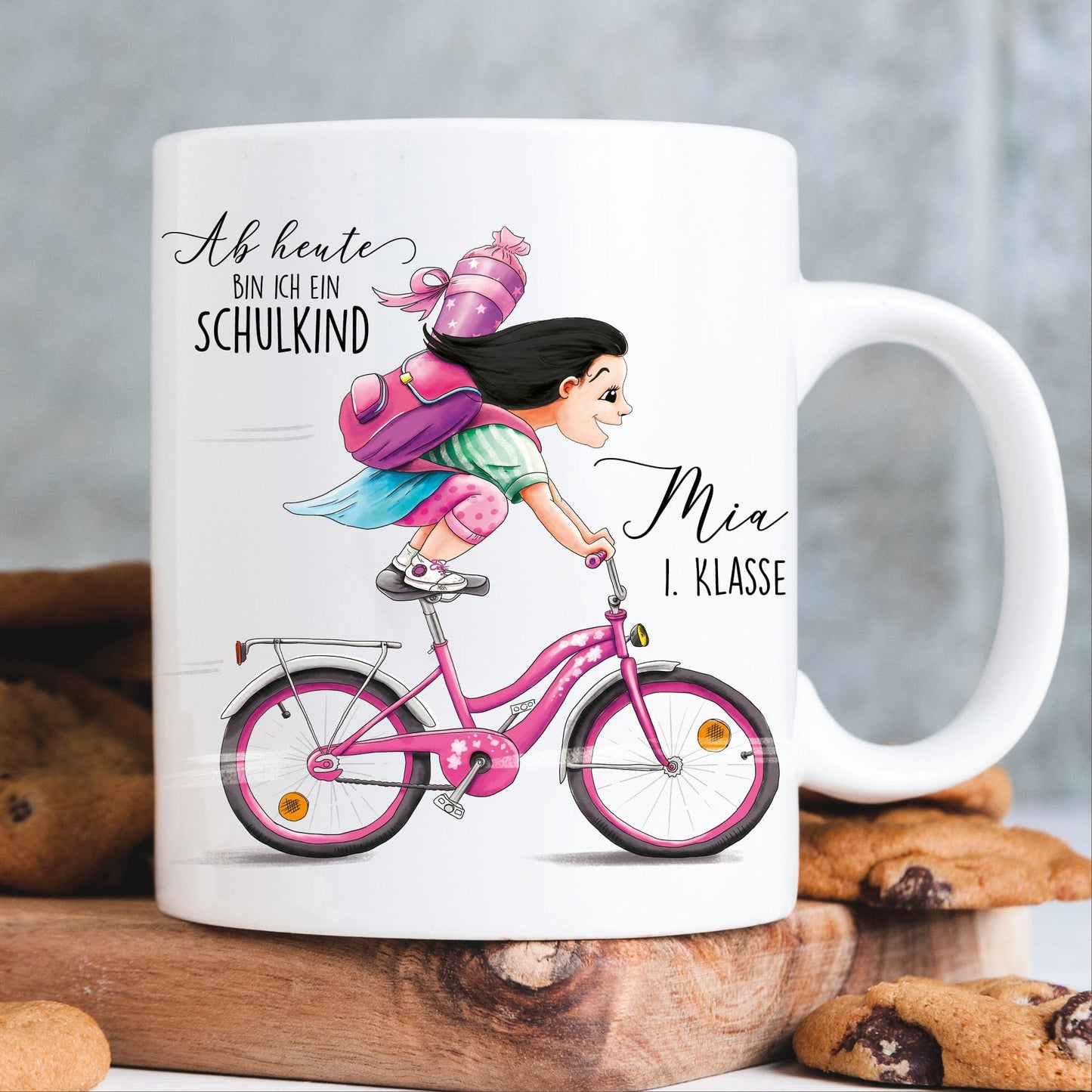 Personalisierte Tasse zum Schulanfang: Mädchen auf dem Fahrrad + Gravur „Ab heute bin ich ein Schulkind“