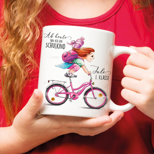 Personalisierte Tasse zum Schulanfang: Mädchen auf dem Fahrrad + Gravur „Ab heute bin ich ein Schulkind“