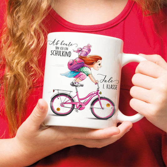 Personalisierte Tasse zum Schulanfang: Mädchen auf dem Fahrrad + Gravur „Ab heute bin ich ein Schulkind“