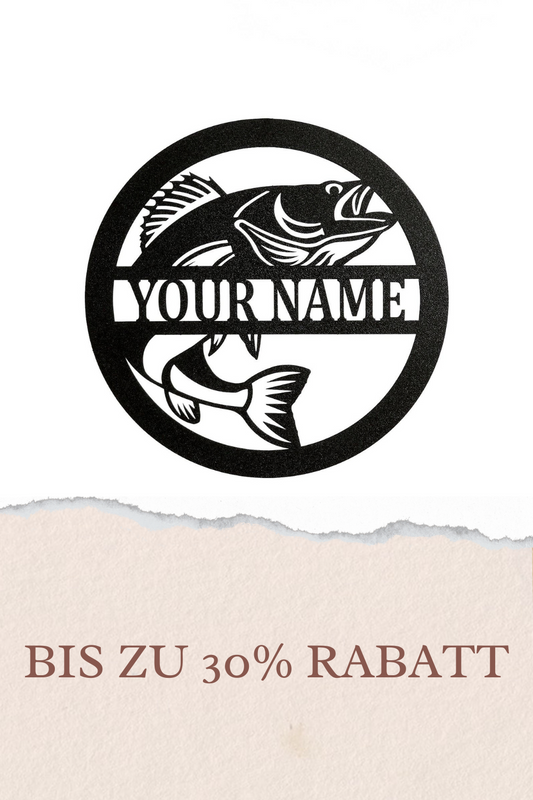 Rustikales Walleye-Wandschild aus Stahl mit graviertem Namen ‚Jakob‘ und Eichenlaub-Muster, montiert an einer steinernen Kaminwand. Daneben ein Ledersofa und ein Holztisch mit Kerzenleuchter im Jagdhaus-Stil