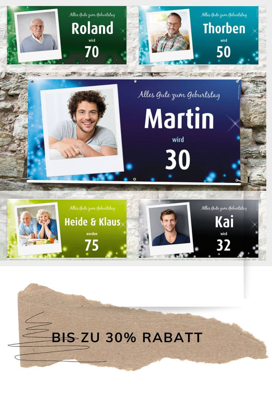 Personalisiertes blaues XXL-Geburtstagsbanner mit goldglänzendem Namen ‚Anna‘, der Zahl ‚30‘ und einem Lächel-Foto der Jubilarin, umrahmt von Luftballons und Konfetti. Das Banner hängt an einer Holzwand und bildet das Herzstück einer festlich dekorierten Geburtstagstafel mit Geschenken und Kerzen.